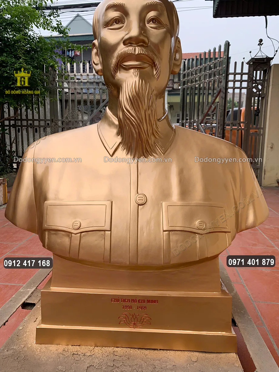 Bác được đúc theo dáng bán thân bằng đồng đỏ